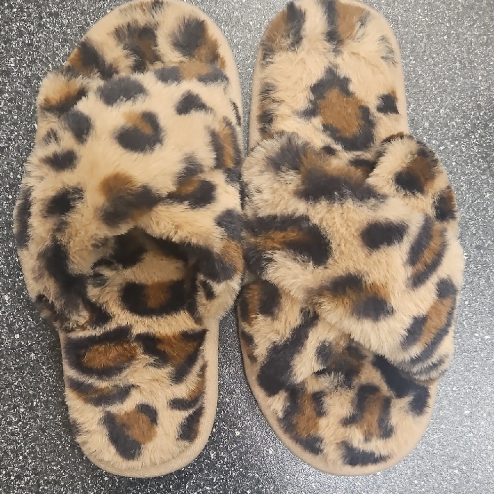NEVER WORN Leopard Print Fuzzy Women's Slippers